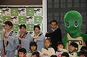 ラプト君にはキメポーズがあります!福井の「F」